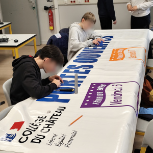 Banderole avec 2 eleves